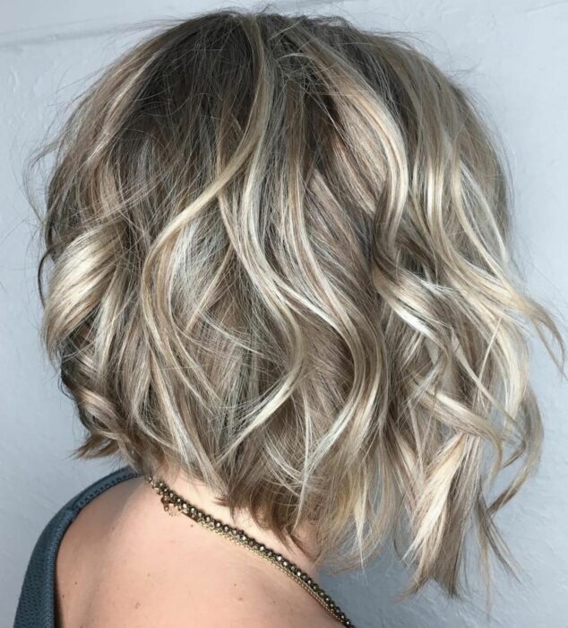 Chica con el cabello teñido con mechas platinadas 