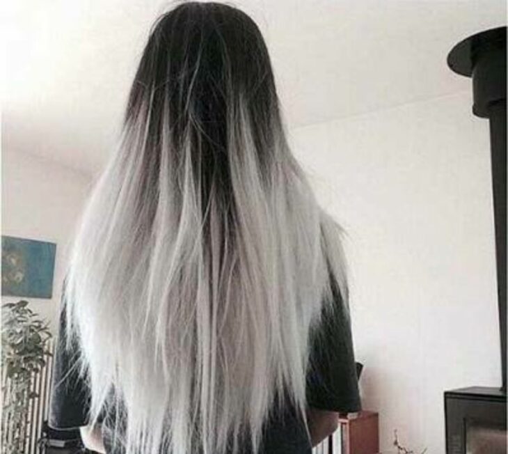 Chica con el cabello teñido con mechas platinadas 