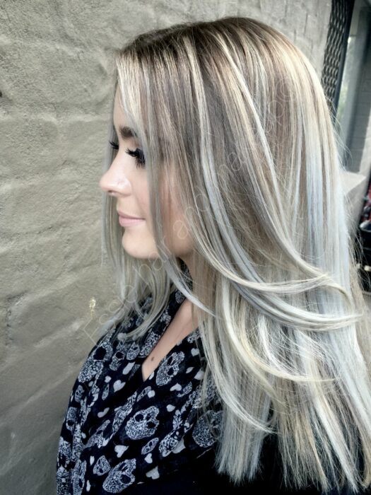 Chica con el cabello teñido con mechas platinadas 