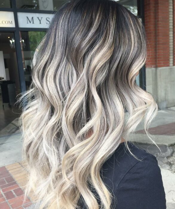 Chica con el cabello teñido con mechas platinadas 