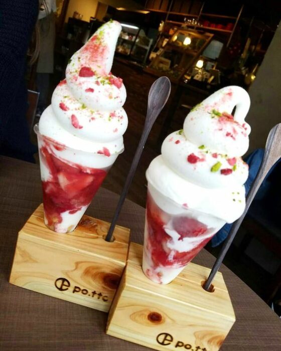 Helados de crema con fondo de fresas; Helados que son un deleite visual