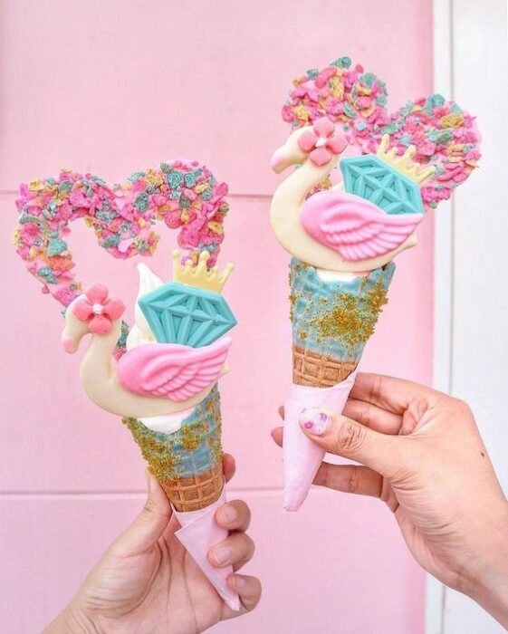 Helados de vainilla con galletas de corazones; Helados que son un deleite visual