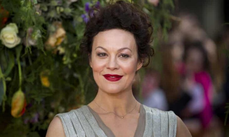 Helen McCroy sonriendo en una alfombra roja; Helen McCrory, estrella de 'Harry Potter', muere a los 52 años