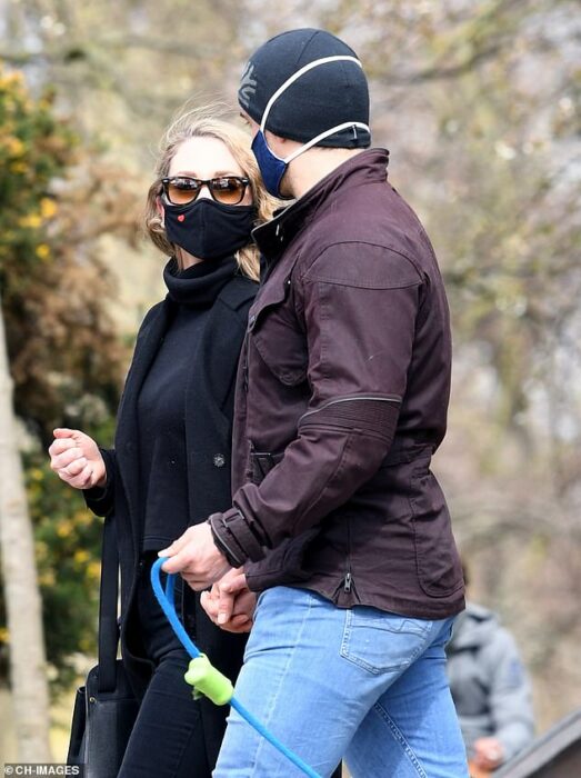 Henrry Cavill paseando junto a una chica en Londres