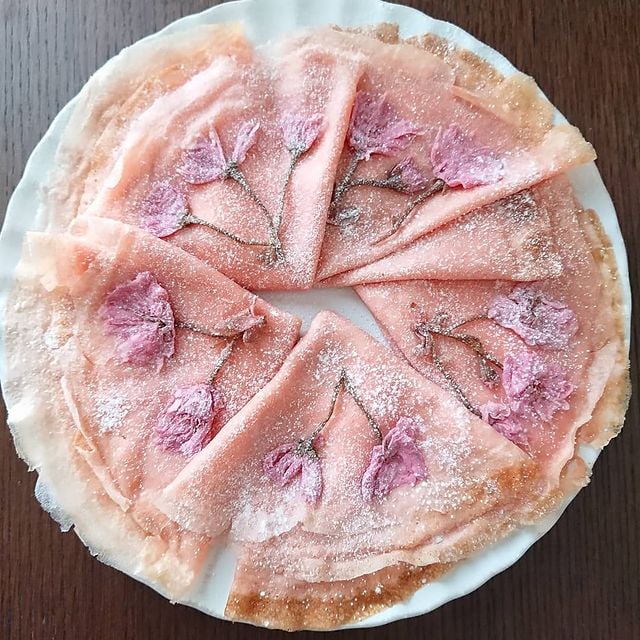 crepas en color rosa con flor de cerezo; Platillo elaborado por nao2748; Hermosa comida de bento estilo japonés