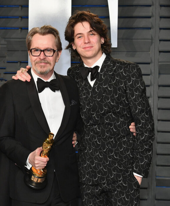 Charlie John Oldman abrazando a su papá Gary Oldman durante los Óscar