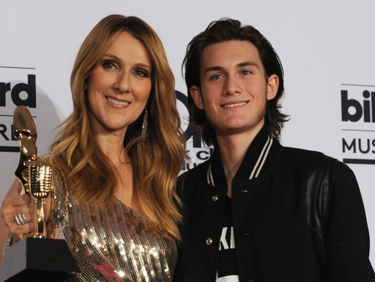 René-Charles Angélil y Celín Dion abrazados durante la entrega de premios 