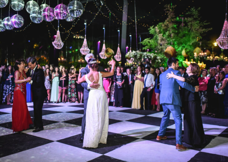 Pareja el día de la boda bailando 