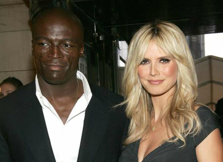 Seal y Heidi Klum abrazados mientras posan para una fotografía 