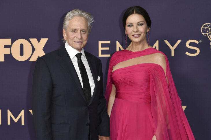 Michael Douglas y Catherine Zeta Jones durante la entrega de premios Emmy