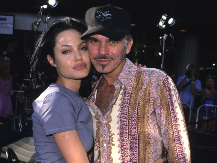 Angelina Jolie y Billy Bob Thornton  abrazados posando para una fotografía 