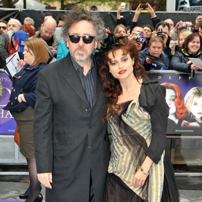 Tum Burton y Helena Bonham Carter abrazados durante una sesión de fotos en una alfombra roja 