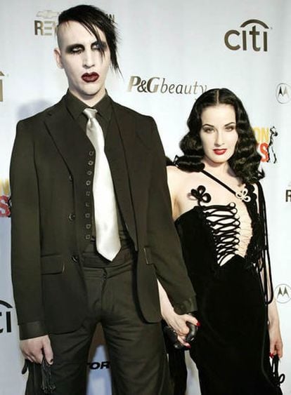 Dita Von Tesee y Marilyn Manson brazados posando para una fotografía 