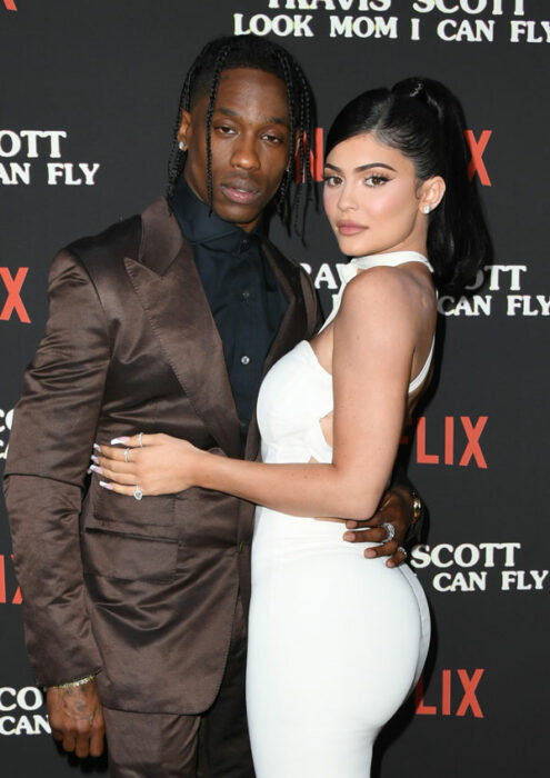 Travis Scott y Kylie Jenner abrazados posando para una fotografía 