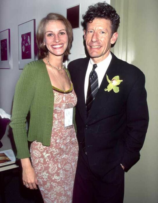 Julia Roberts y Lyle Lovett abrazados posando para una fotografía 