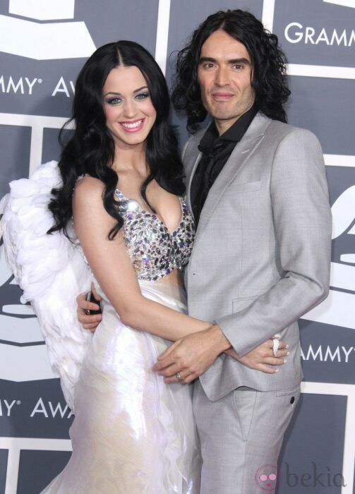 Rusell Brand y Katy Perry abrazados posando para una fotografía 