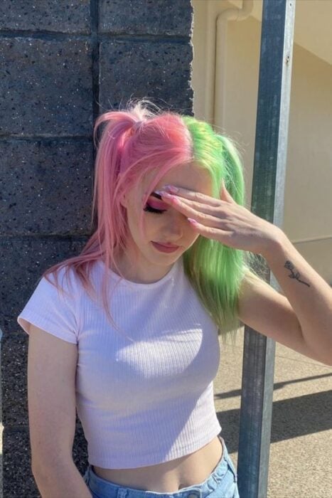 chica con cabello rosa pastel y verde menta; Ideas para pintarte el cabello de un color que nunca imaginaste