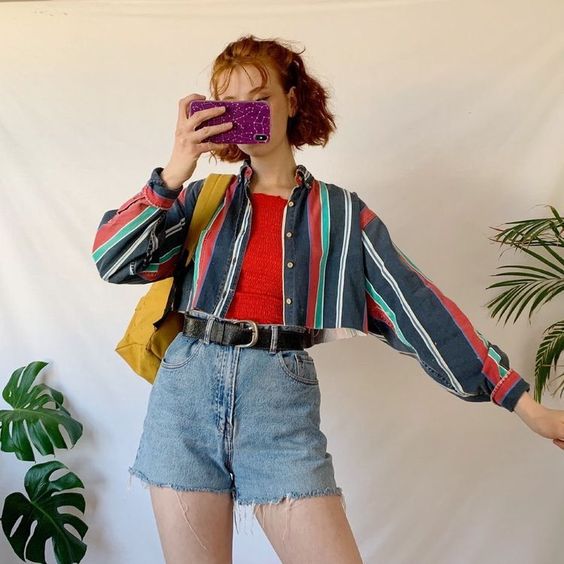 Chica llevando short de mezclilla con camisa a rayas; Ideas para usar short en primavera