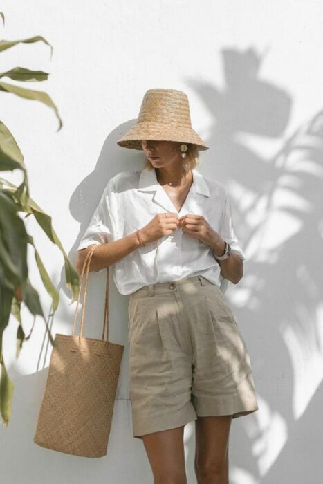 Chica llevando short en color beige con gorro estilo cazador; Ideas para usar short en primavera