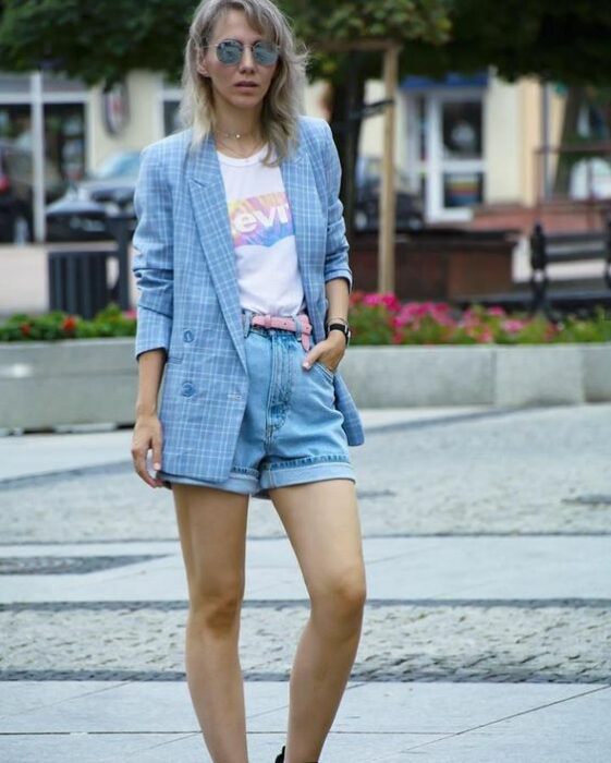 Mujer llevando short con blazer largo en azul; Ideas para usar short en primavera