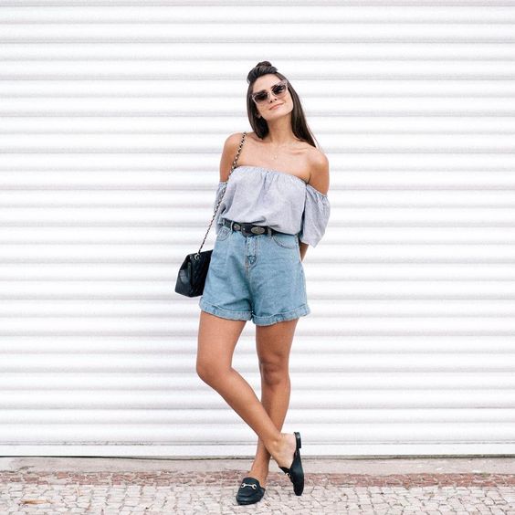 Chica llevando short holgado con blusa escotada; Ideas para usar short en primavera