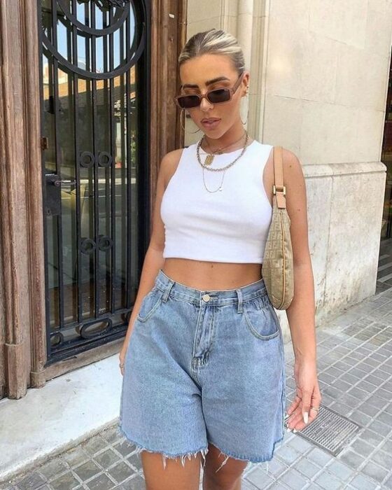 Chica llevando short holgado con crop top blanco; Ideas para usar short en primavera