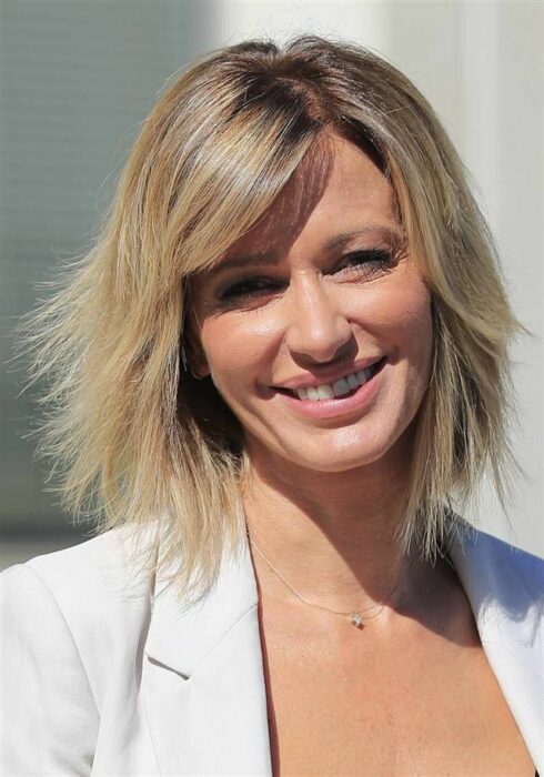 Mujer rubia con el cabello corto en estilo Jagged bob 