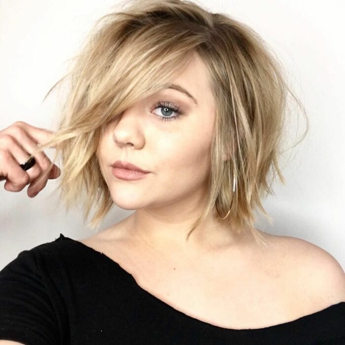 Mujer rubia con el cabello corto en estilo Jagged bob 