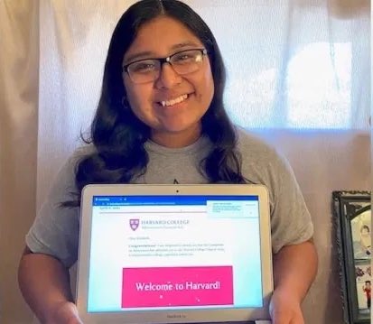 Chica purépecha sosteniendo su laptop en las manos mientras muestra su carta de aceptación en Harvard 