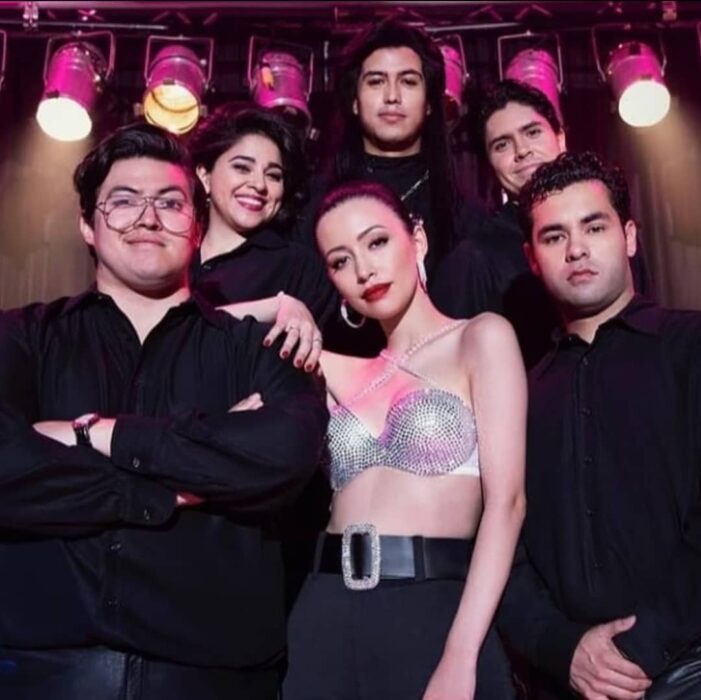 Elenco de Selena , La serie reunido para una foto promocional