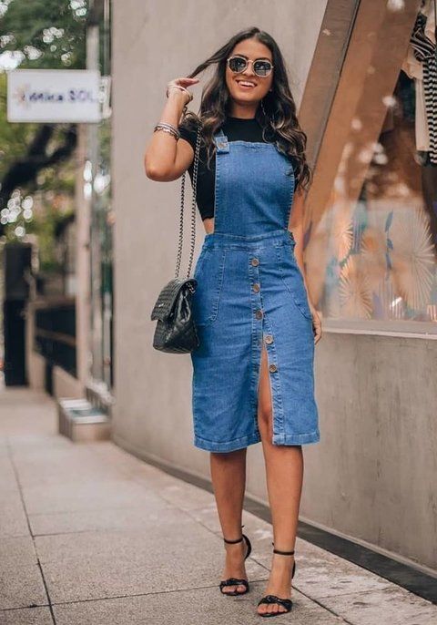 Chica usando un overol con una blusa de color negro