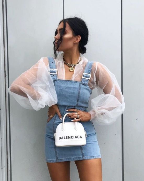 Chica usando un overol con una blusa de color blanco con transparencias 