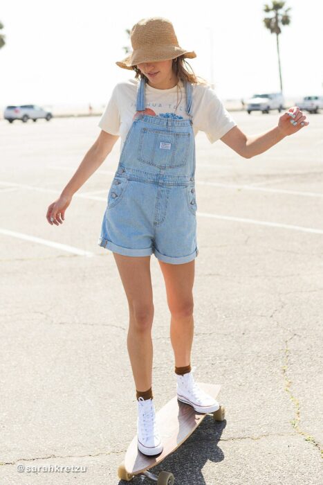 Chica usando un overol con una blusa de color blanco