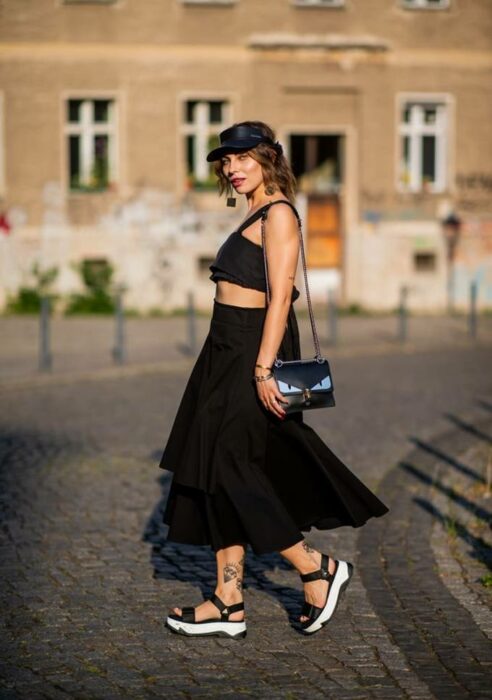 Chica usando falda larga con un top y sandalias de plataforma 