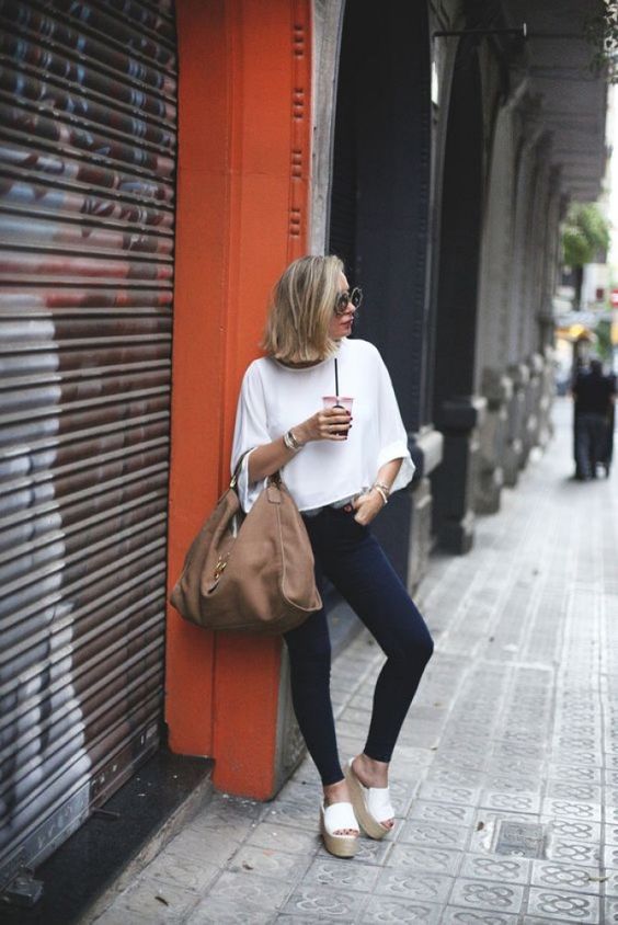 Outfits con sandalias de plataforma para dominar el verano