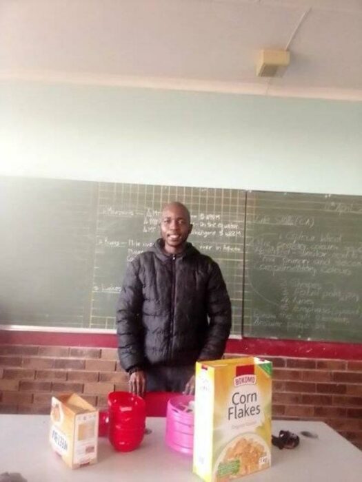 Maestro sonriendo frente a un tazón lleno de comida; Maestro invierte todo su sueldo para darle de comer a sus alumnos en Sudáfrica (2)