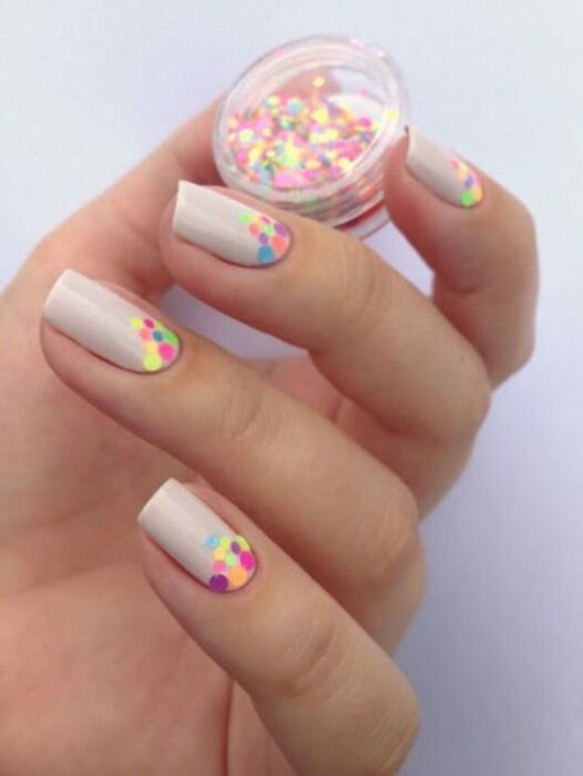 Manicura en tono nude con puntos fluorescentes; Manicuras con puntitos de colores 