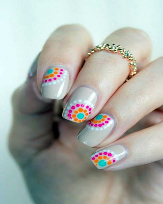 manicura en tono café con puntos de colores; Manicuras con puntitos de colores 