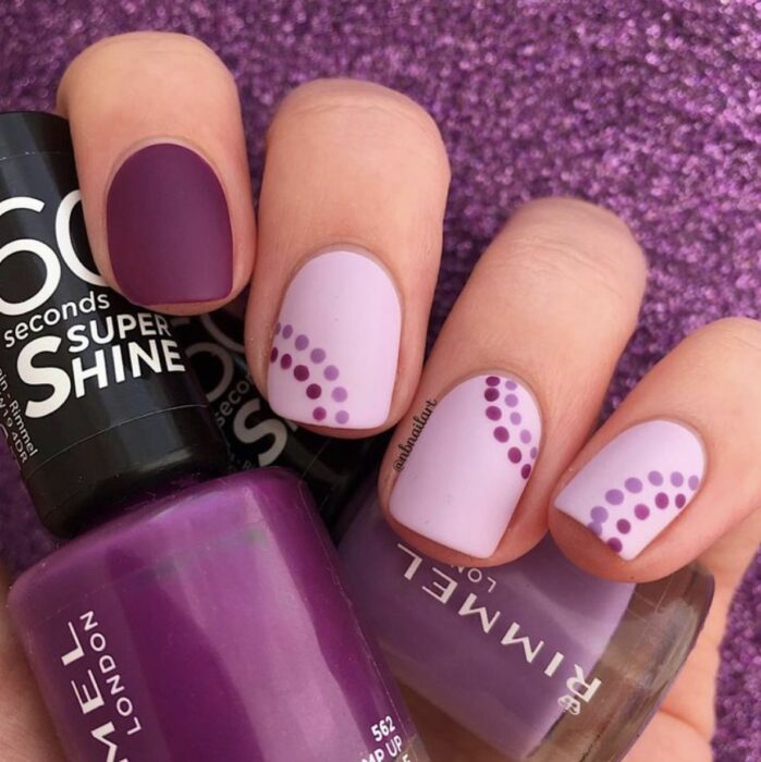 Manicura en tono lila con morado en puntos; Manicuras con puntitos de colores 