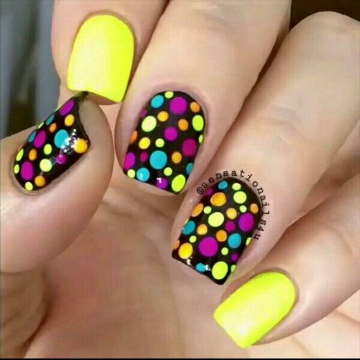 manicura en tono amarillo fluorescente con puntos de colores; Manicuras con puntitos de colores 