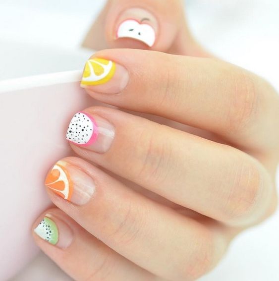 Manicura estilo francés con frutas de colores; Manicuras frutales para darle sabor a tu primavera