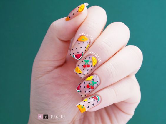 Manicura de cristal decorada con frutas tropicales y puntos negros