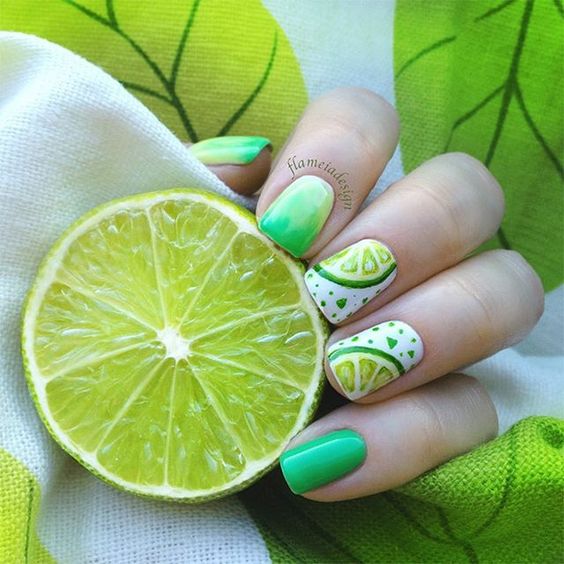 Manicura en tono verde decorada con rodajas de limones; Manicuras frutales para darle sabor a tu primavera