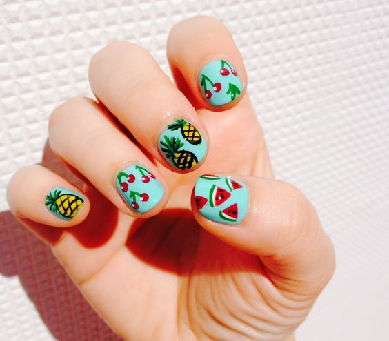 Manicura con fondo en azul aqua decorado con frutas tropicales; Manicuras frutales para darle sabor a tu primavera