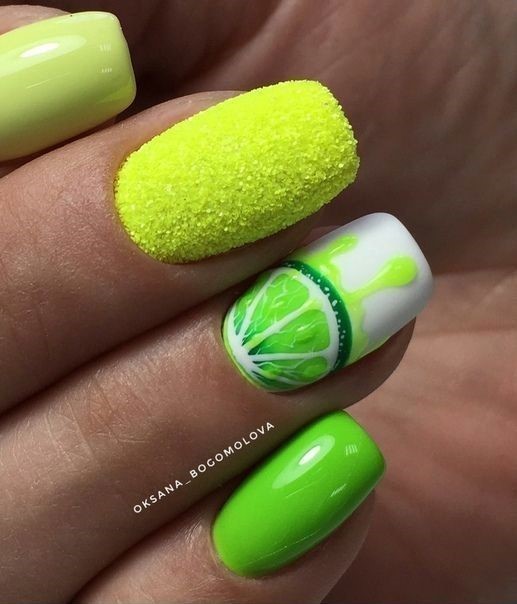 Manicura en tono verde decorada con medio limón en tono fluorescente 