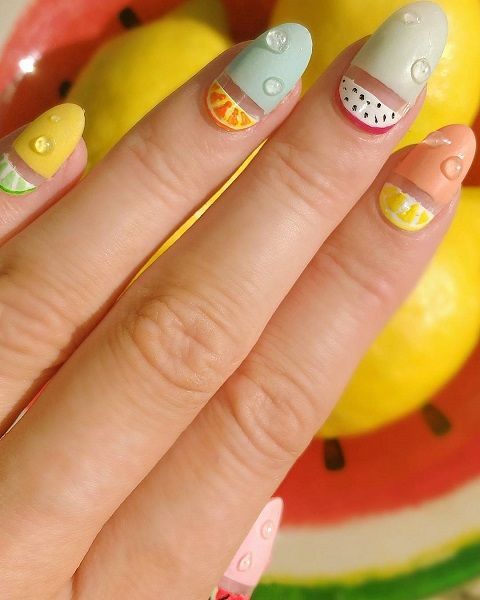 Manicura decorada con medias frutas; Manicuras frutales para darle sabor a tu primavera