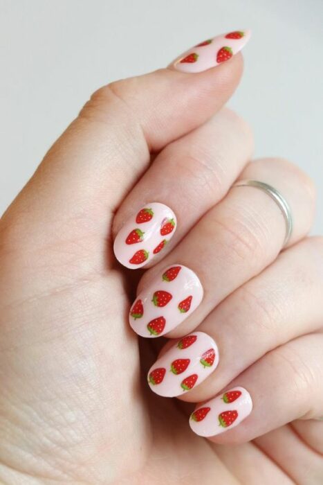 Manicura en tono rosa pastel decorada con fresas; Manicuras frutales para darle sabor a tu primavera