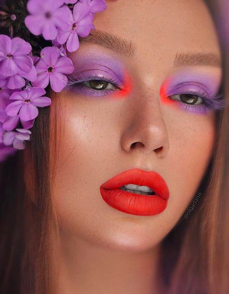 Chica con maquillaje en tono morado y rojo carmín; Maquillaje de primavera que amarás