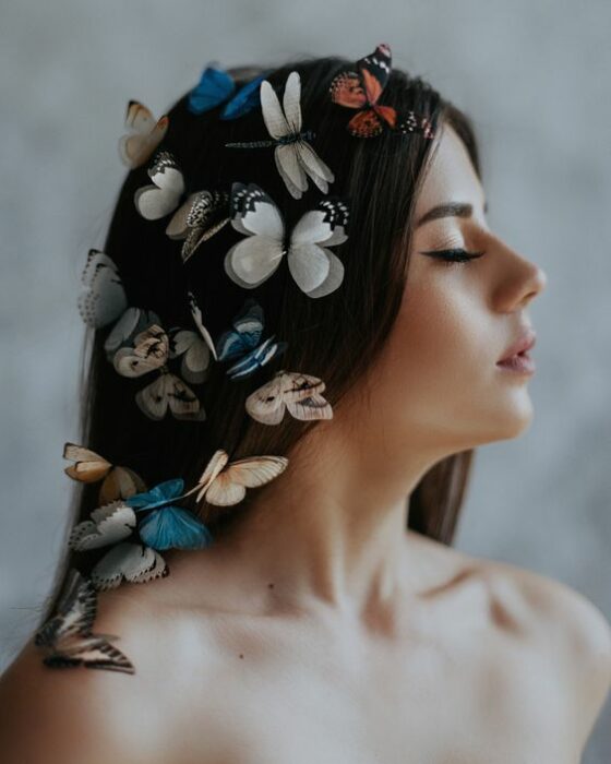 Chica de perfil con mariposas en el cabello; Maquillaje de primavera que amarás 