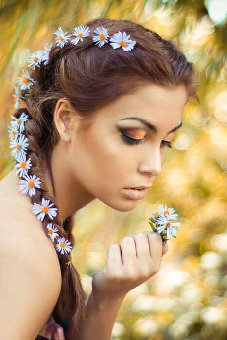 Chica de perfil con margaritas entre sus trenzas; Maquillaje de primavera que amarás